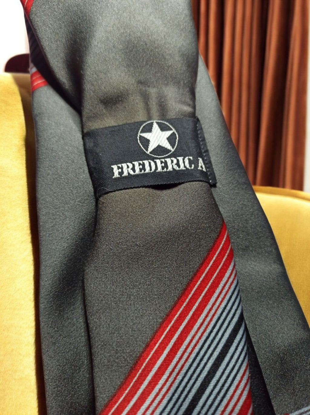 Cravate vintage Frederic à motifs rayés et damier noir rouge élégant