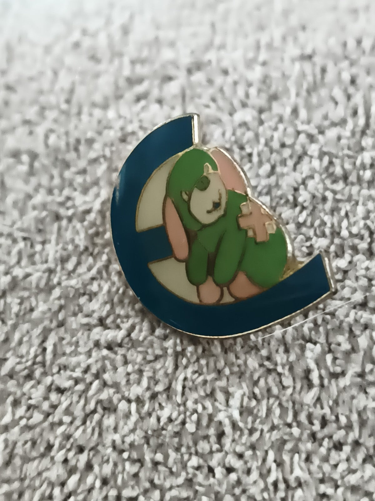 Pin's vintage infirmier mascotte chien vert croissant bleu badge ancien (Ref 9)