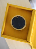 Médaille pendentif rond noir dorure métal fantaisie vintage bijou rétro