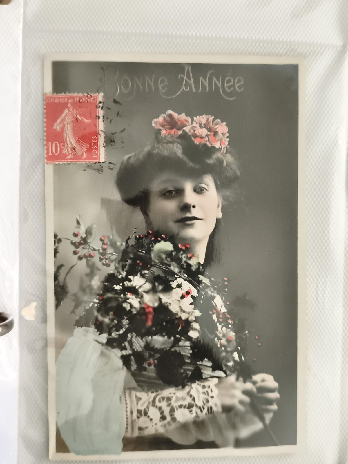 Carte postale ancienne Bonne Année, femme fleurs, CPA début XXe, timbre 10c