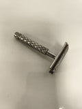 Rasoir de sûreté ancien vintage, poignée quadrillée métal, old safety razor