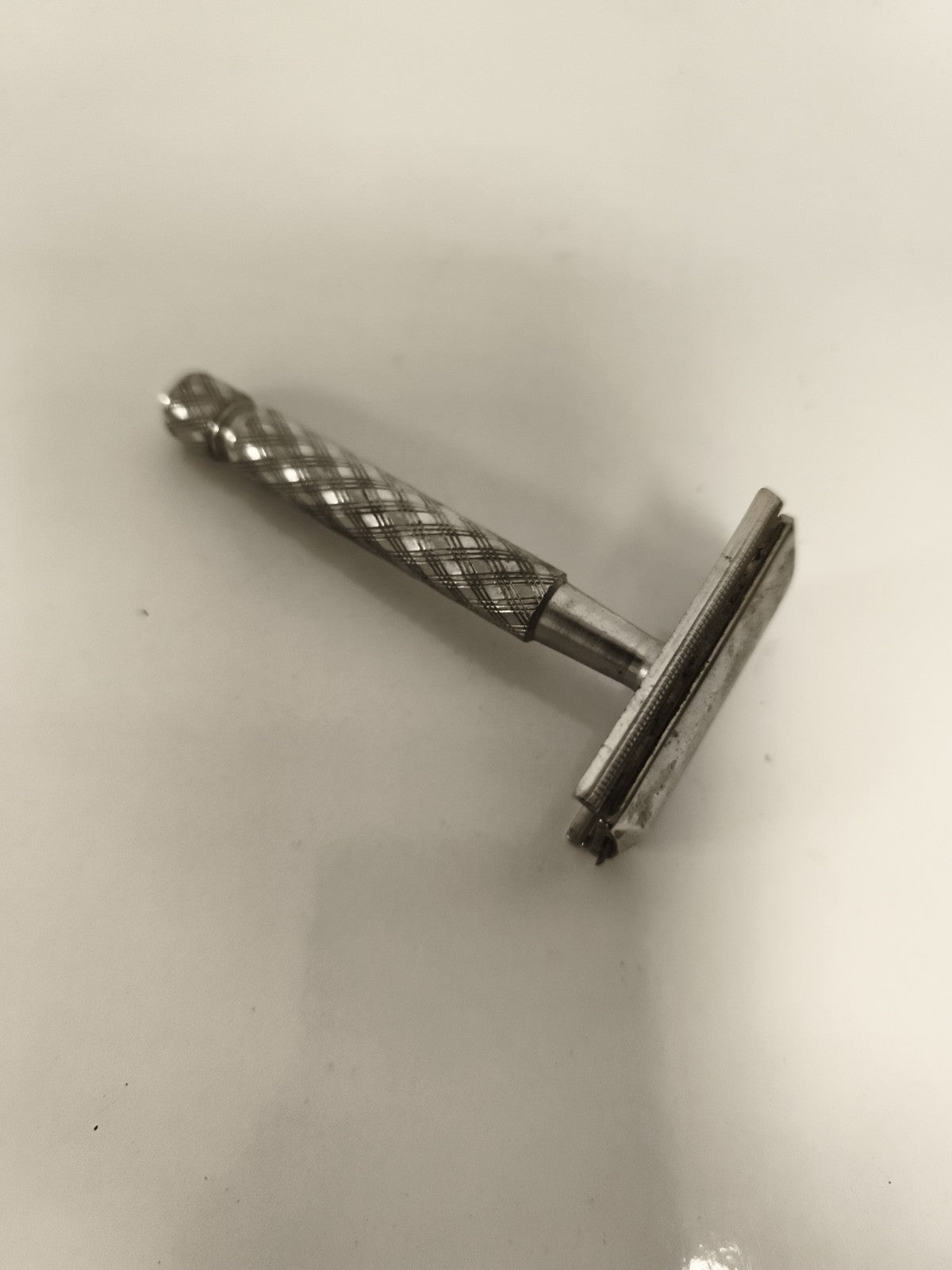 Rasoir de sûreté ancien vintage, poignée quadrillée métal, old safety razor