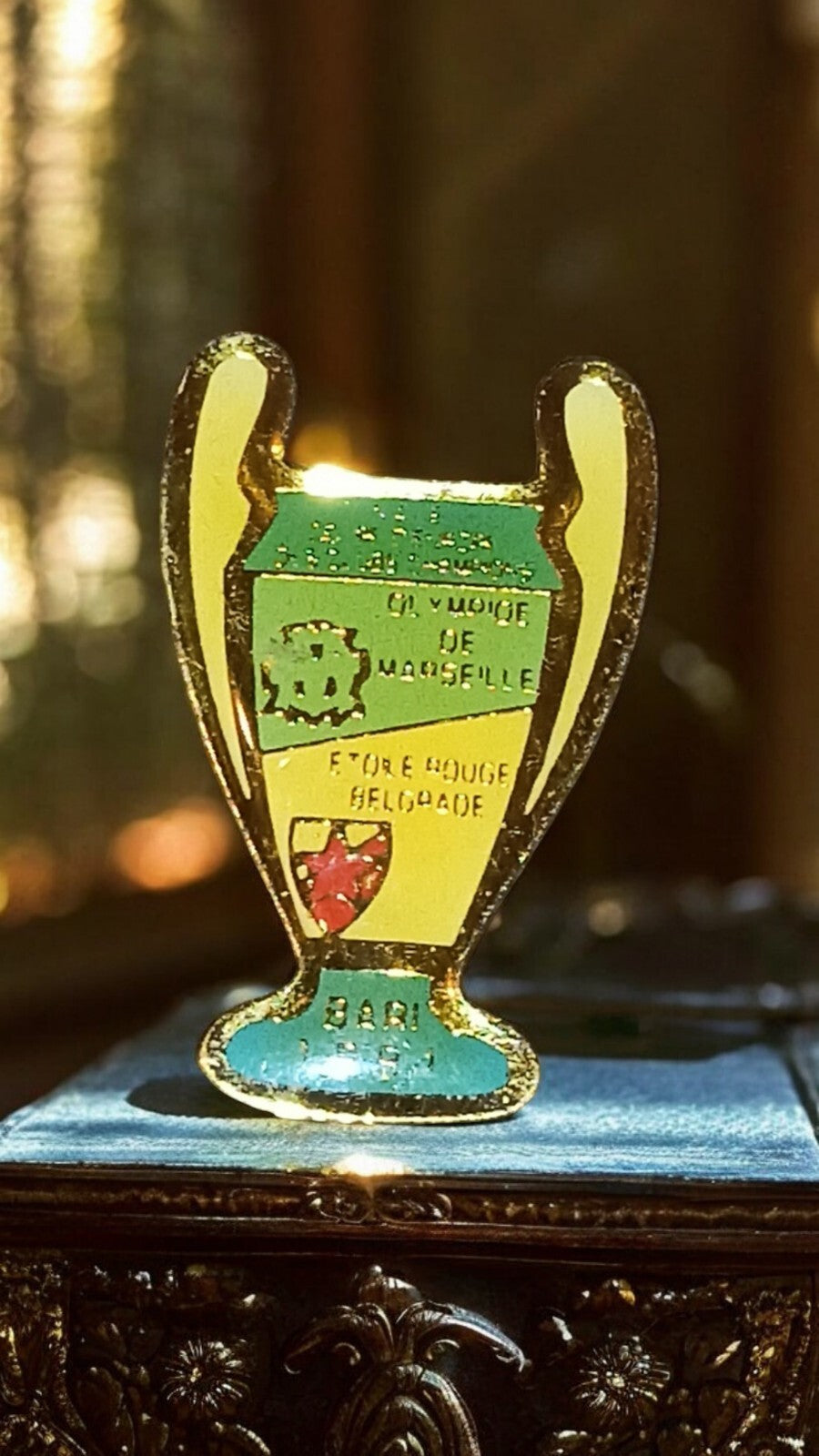 Pin's vintage trophée Olympique de Marseille Bari 1991 coupe Europe foot