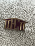 Pin's vintage TAC II aspect doré lettrage relief émaillé rétro (Ref 11)