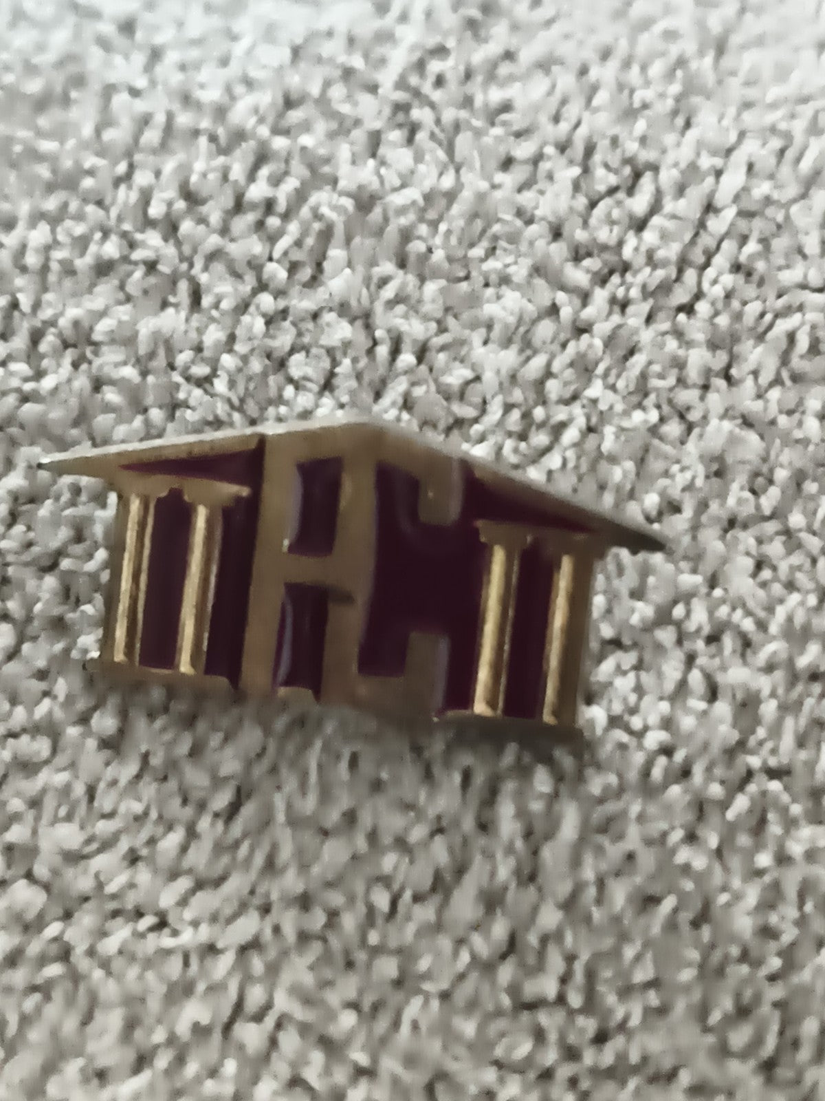 Pin's vintage TAC II aspect doré lettrage relief émaillé rétro (Ref 11)