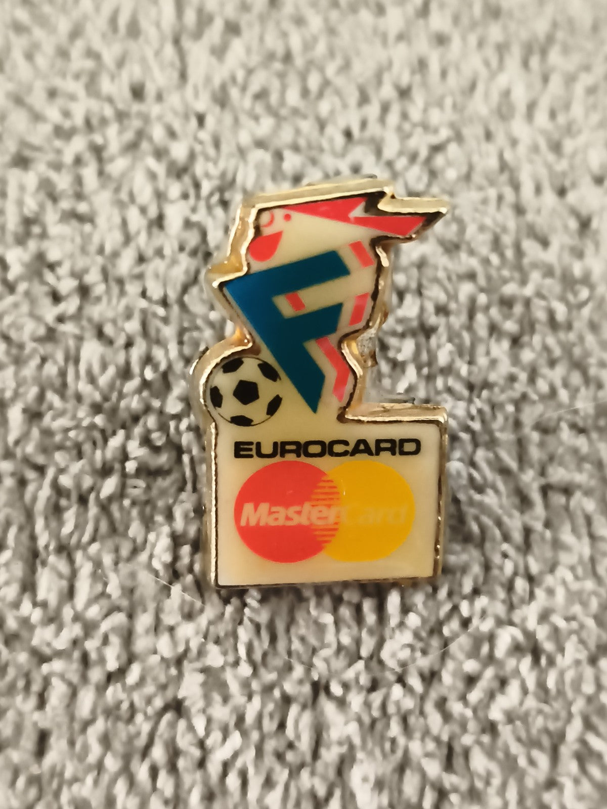 Pin's vintage Eurocard Mastercard football logo FF aspect émaillé années 90 (Ref