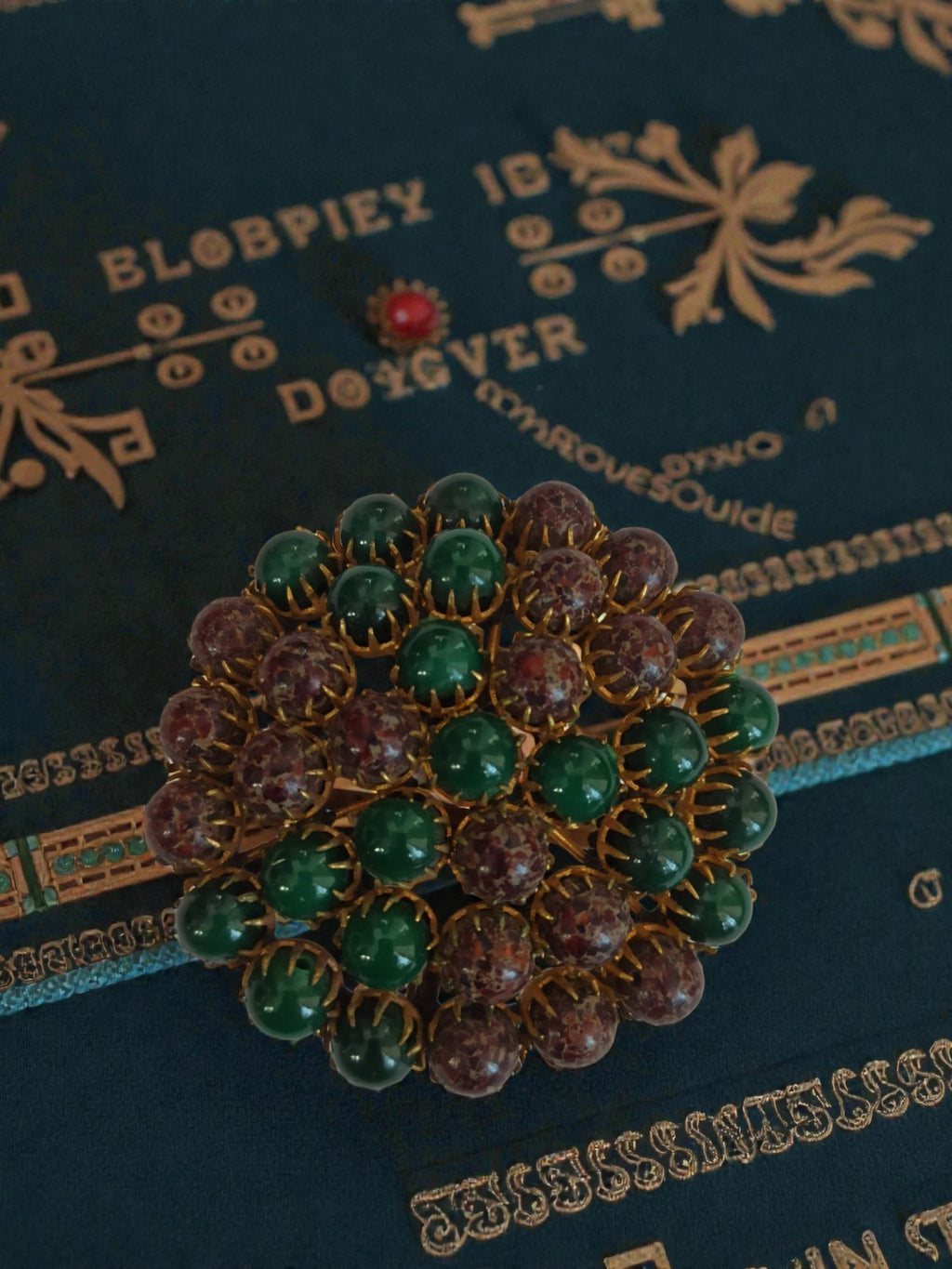 Broche vintage ronde cabochons vert bordeaux dorure métal rétro bijou ancien