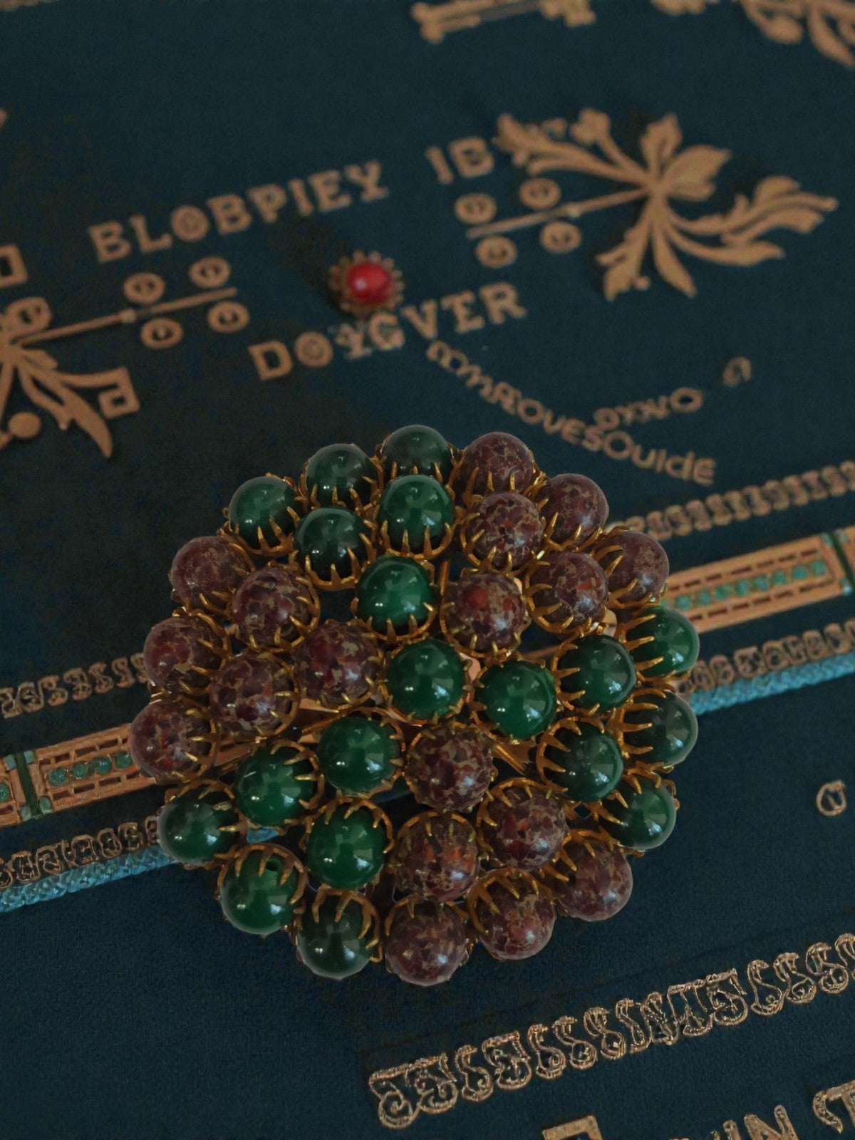 Broche vintage ronde cabochons vert bordeaux dorure métal rétro bijou ancien