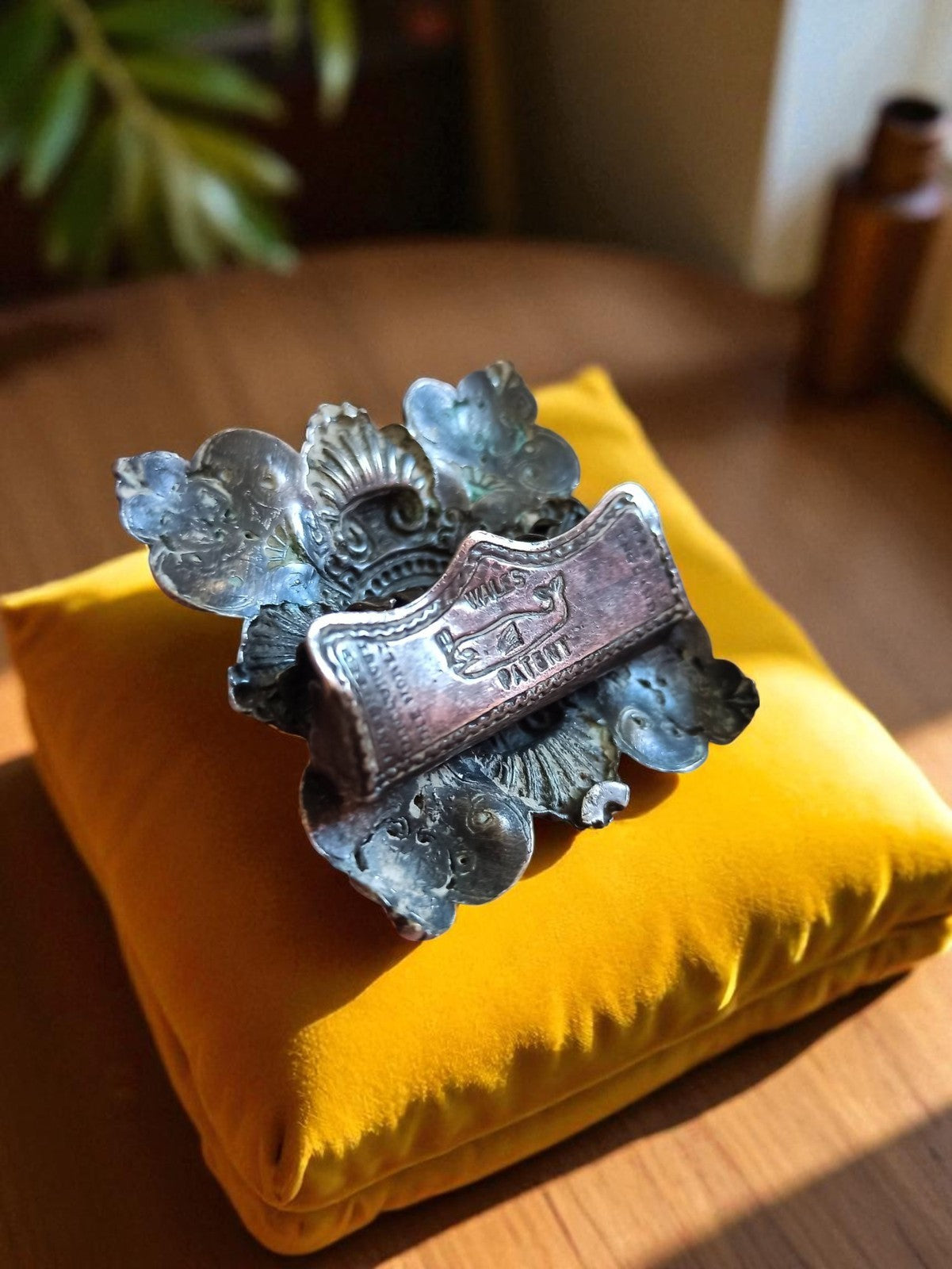 Boucle ceinture vintage Wales Patent ancienne, motif floral ornemental métal