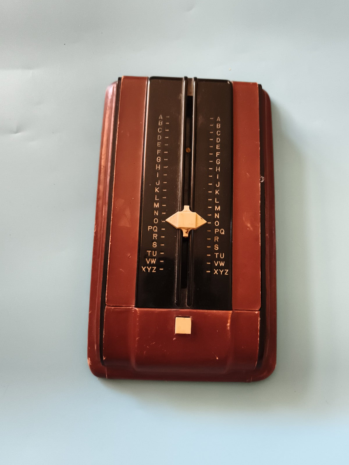 Ancien répertoire téléphonique rotatif marron vintage, index alphabétique rétro