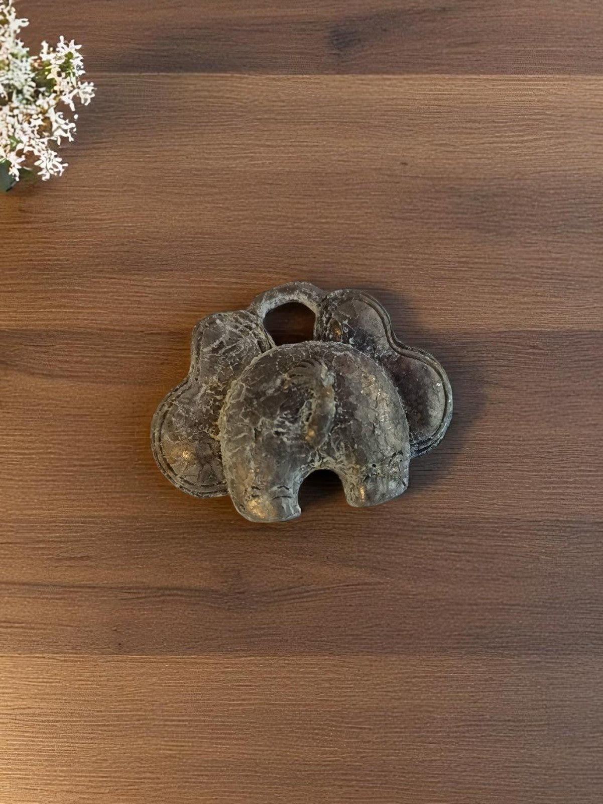 Pendentif vintage métal années 50 forme éléphant stylisé atelier artisan