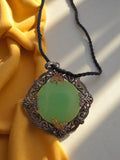 Collier pendentif vintage filigrané, pierre verte naturelle, style années 1920