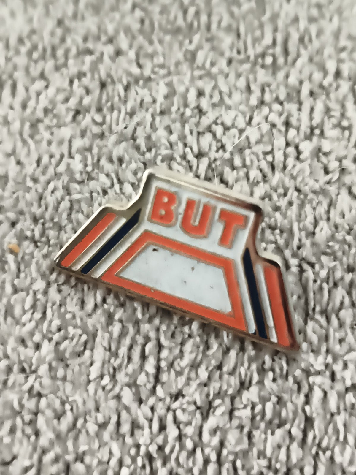 Pin's vintage BUT logo émaillé, badge publicitaire années 80-90 (Ref 5)