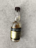 Miniature alcool Chartreuse bouteille liqueur partiellement remplie étiquette do