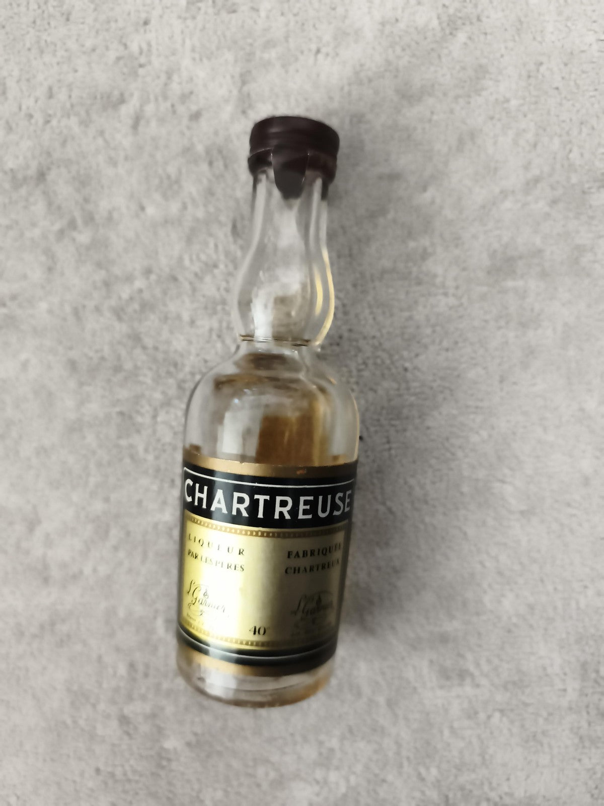 Miniature alcool Chartreuse bouteille liqueur partiellement remplie étiquette do