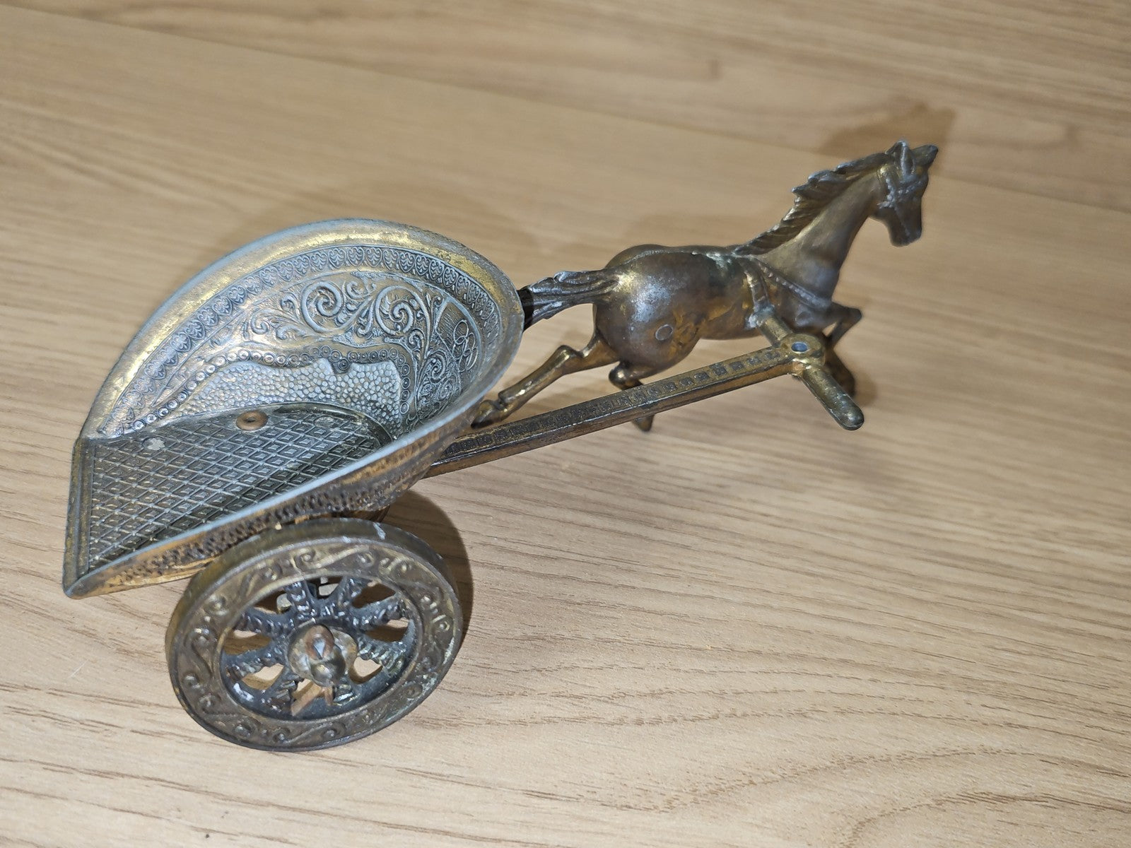 Deko-Skulptur Retro-Panzer aus alter Bronze, Vintage-Objekt zum Sammeln und Dekorieren