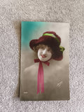 CPA portrait femme chapeau ruban rose style Belle Époque colorisée