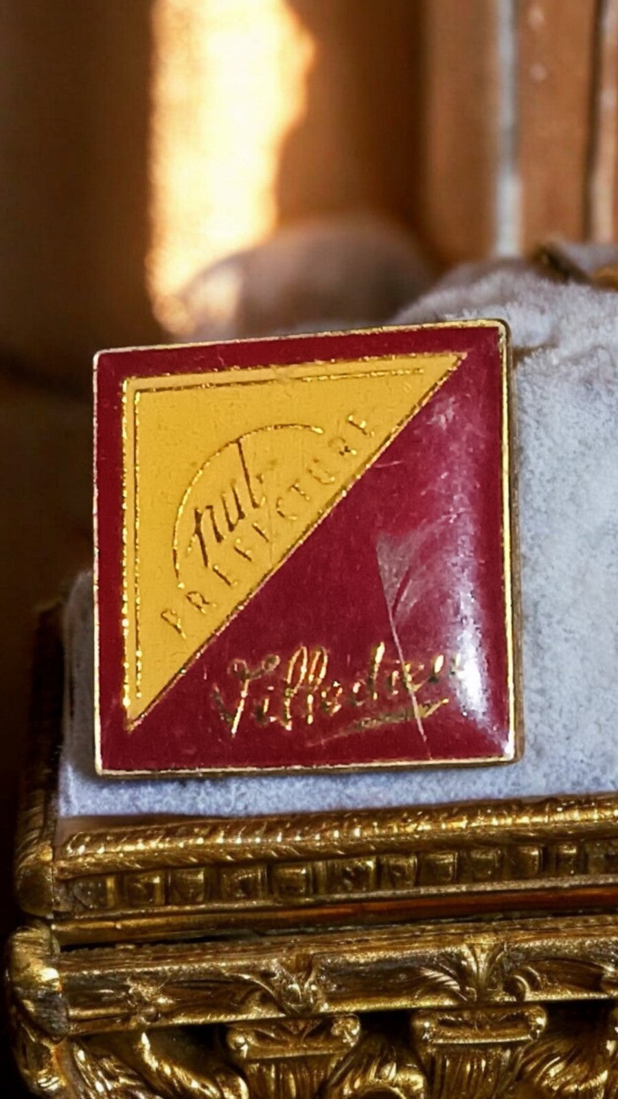 Pin's vintage Préfecture Villedeux carré rouge et jaune rétro collection