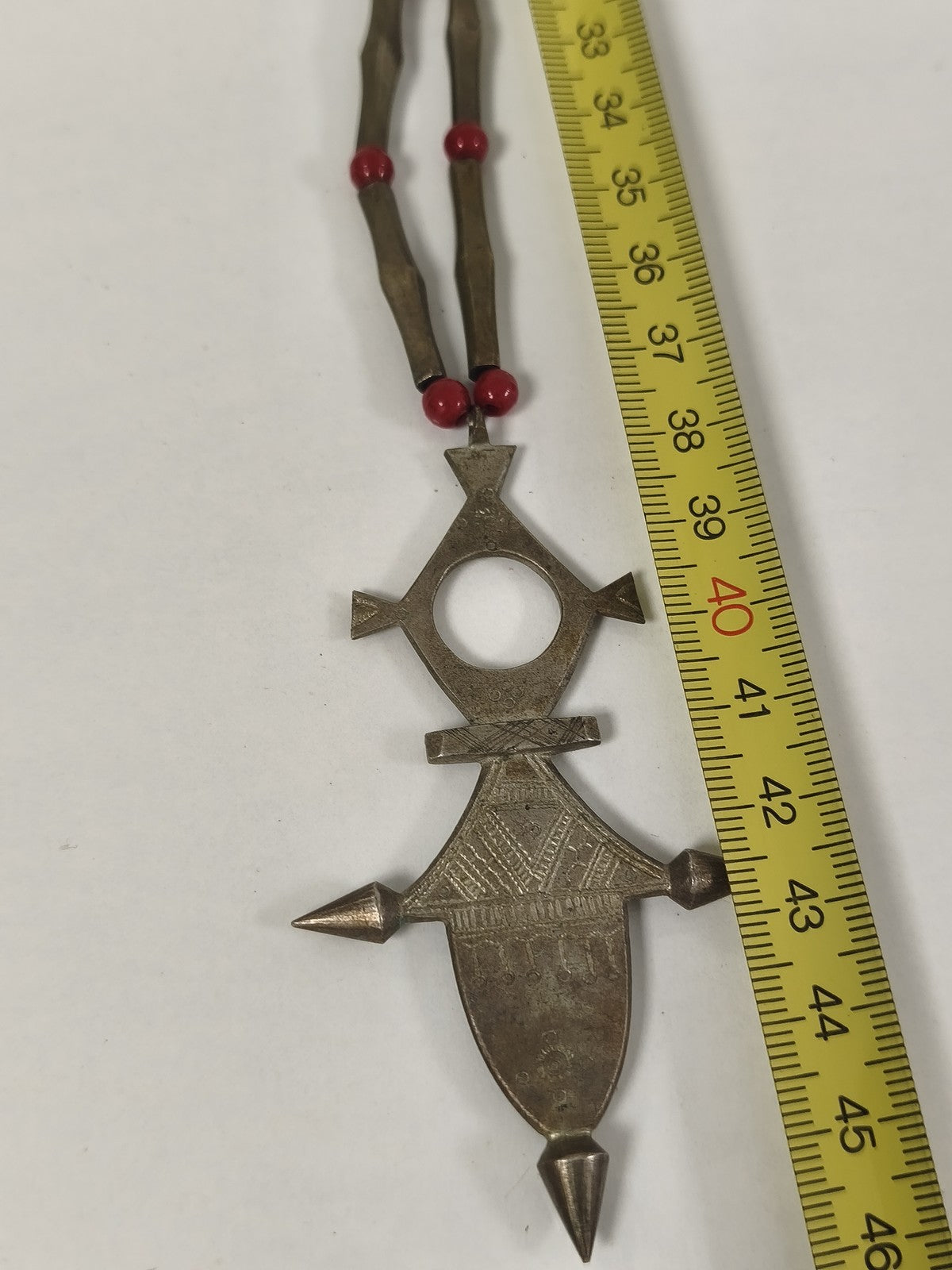 Collier vintage touareg ancien pendentif ethnique perles rouges géométrique