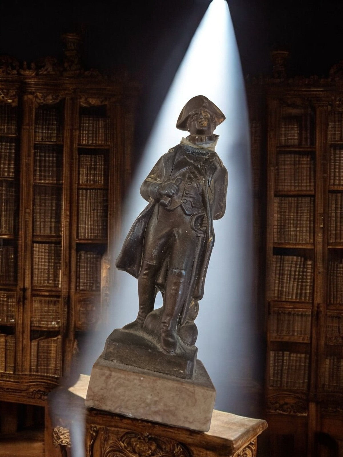Statue Napoléon en métal patiné sur socle, ancien objet déco à restaurer