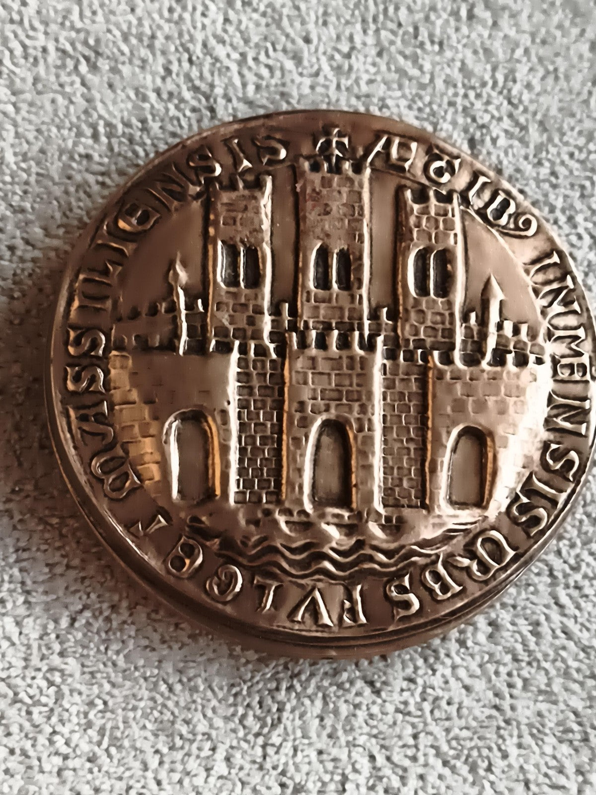 Médaille ancienne Saint Georges bronze relief cavalier dragon