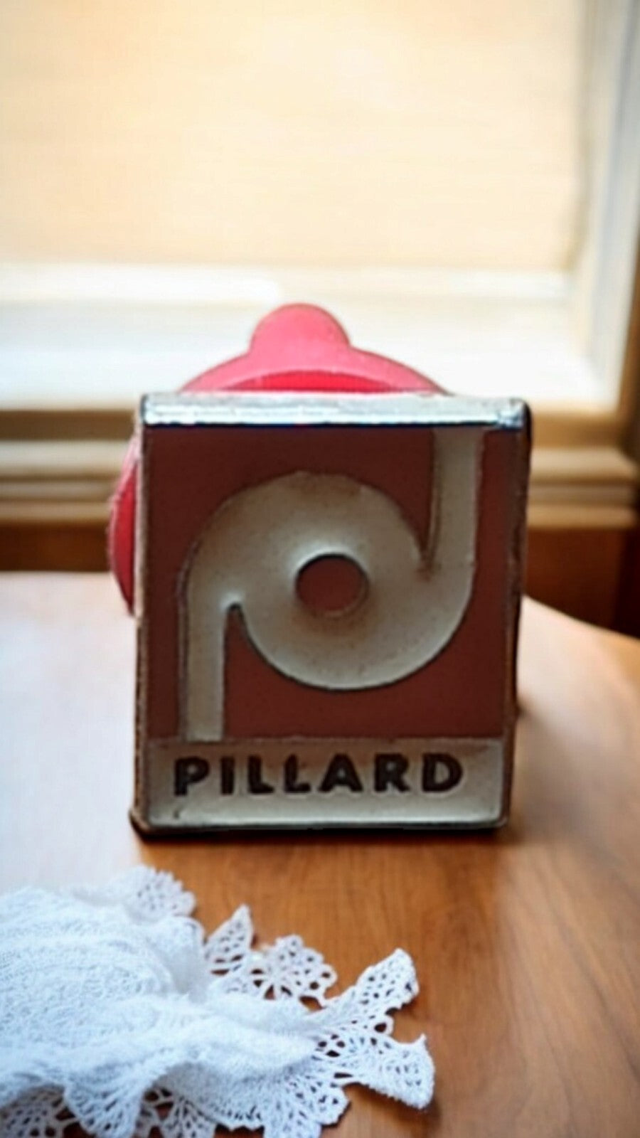 Pin's vintage Pillard logo relief rouge ancien badge rare
