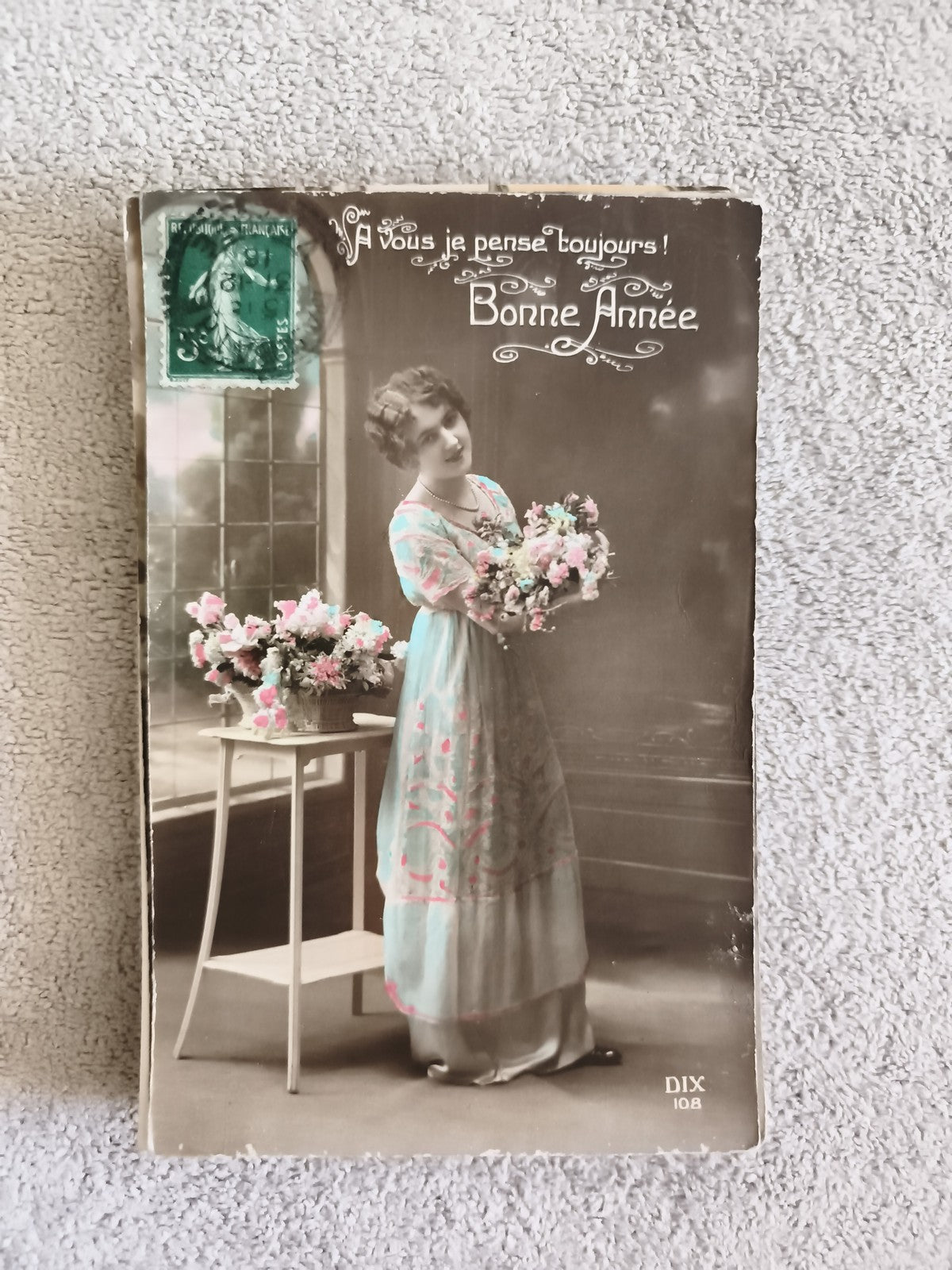 Carte postale Bonne Année CPA femme fleurs DIX 108 début XXe illustrée