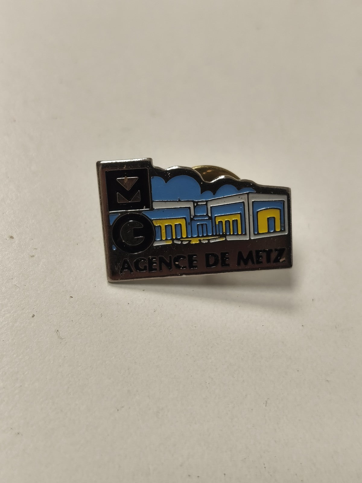 Pin's ancien Agence de Metz vintage, badge rétro collection, objet publicitaire