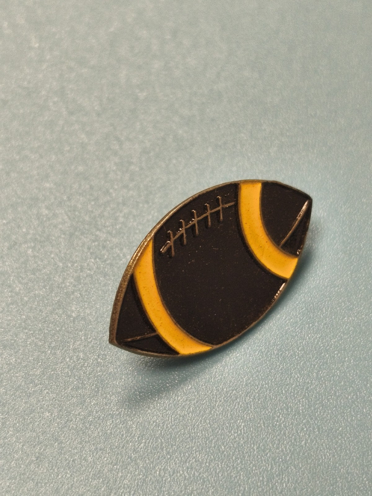 Vintage pin's rugby ballon marron et jaune ancien collection sport (Ref 9)