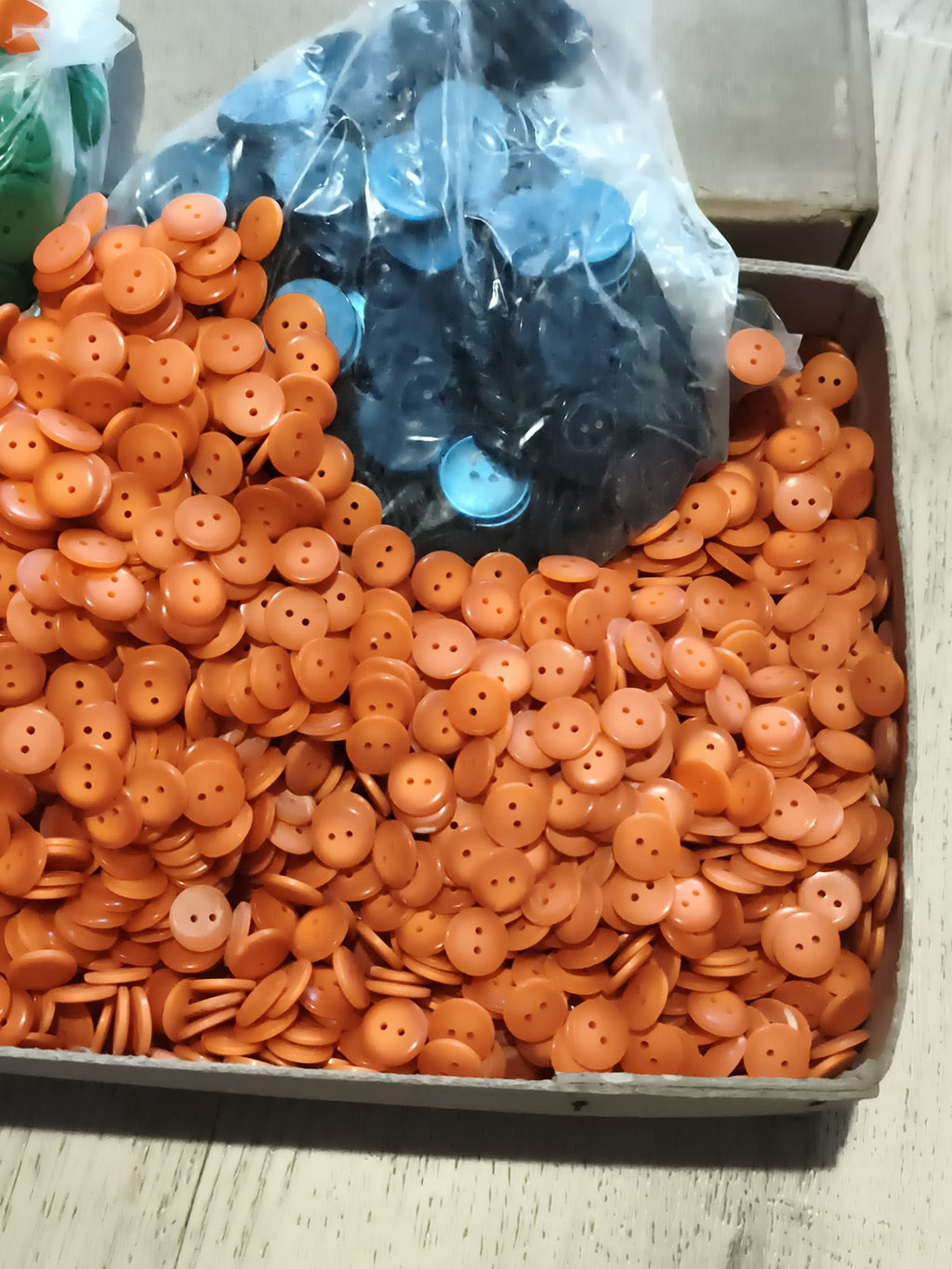 Lot anciens boutons vintage orange vert bleu mercerie deadstock boîte magasin