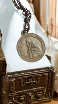 Pendentif religieux Madone Segonzano – médaillon ancien – chaîne foncée