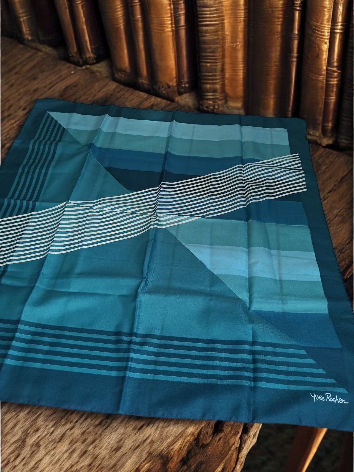 Foulard vintage Yves Rocher bleu motifs géométriques rétro femme accessoire