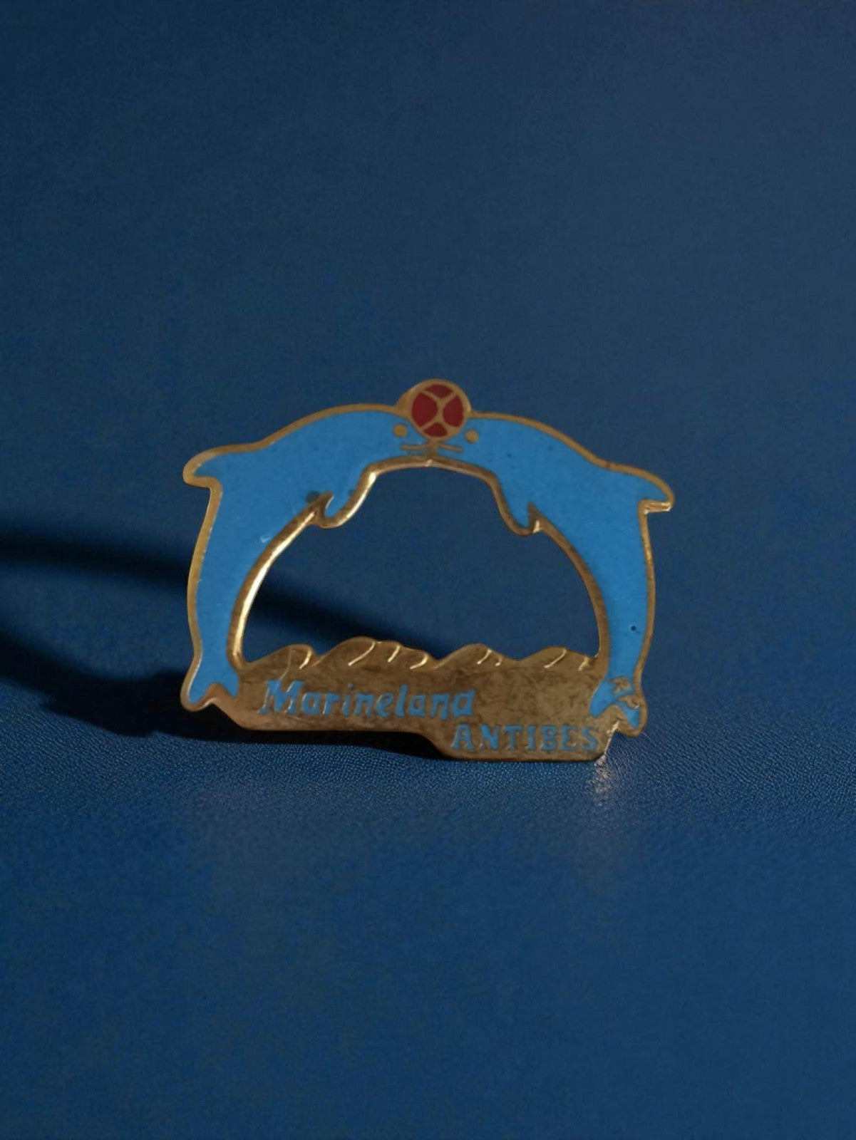 Pin's vintage Marineland Antibes dauphins badge ancien thème marin rare