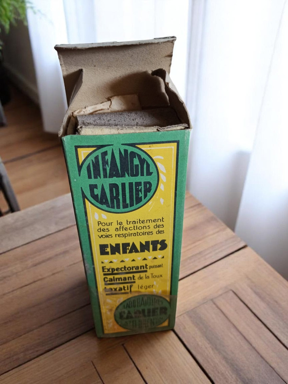 Bouteille vintage Infangyl Carlier avec boîte années 40 ancien médicament enfant