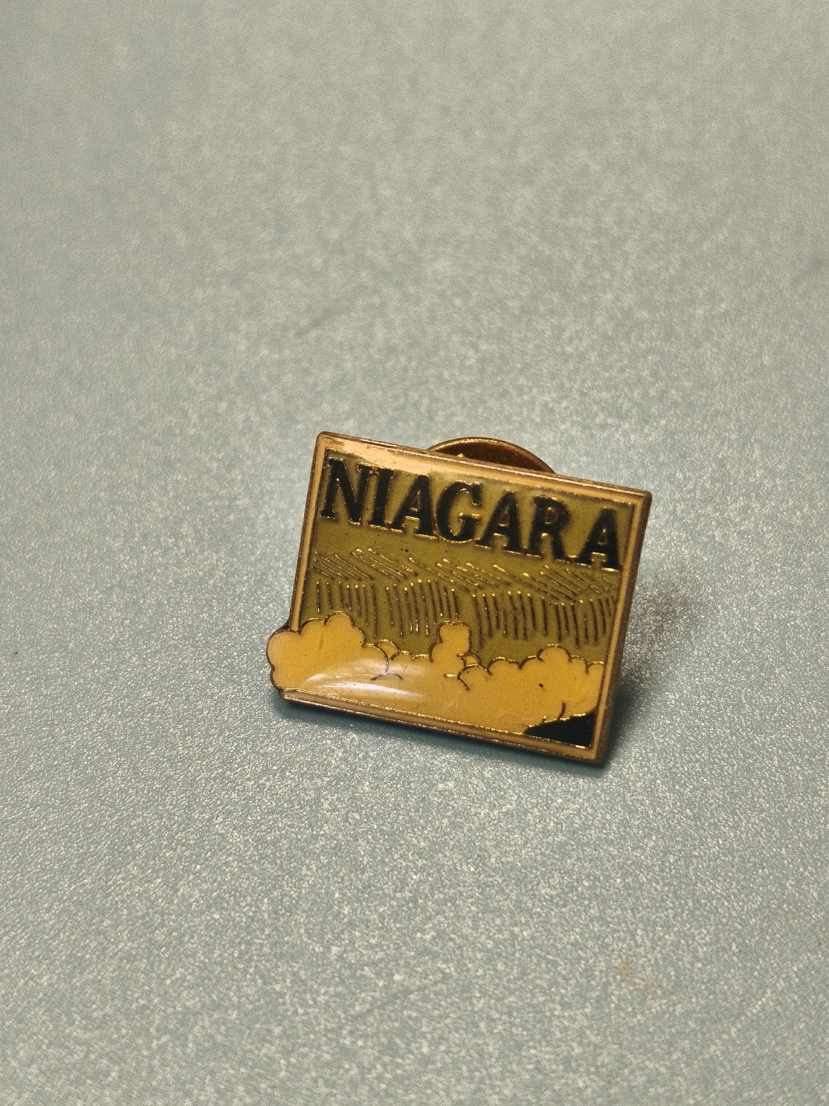 Vintage pin's Niagara émaillé rectangulaire jaune collection voyage rétro
