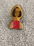 Pin's vintage figure carte à jouer style Roi noir doré rouge (Ref 10)