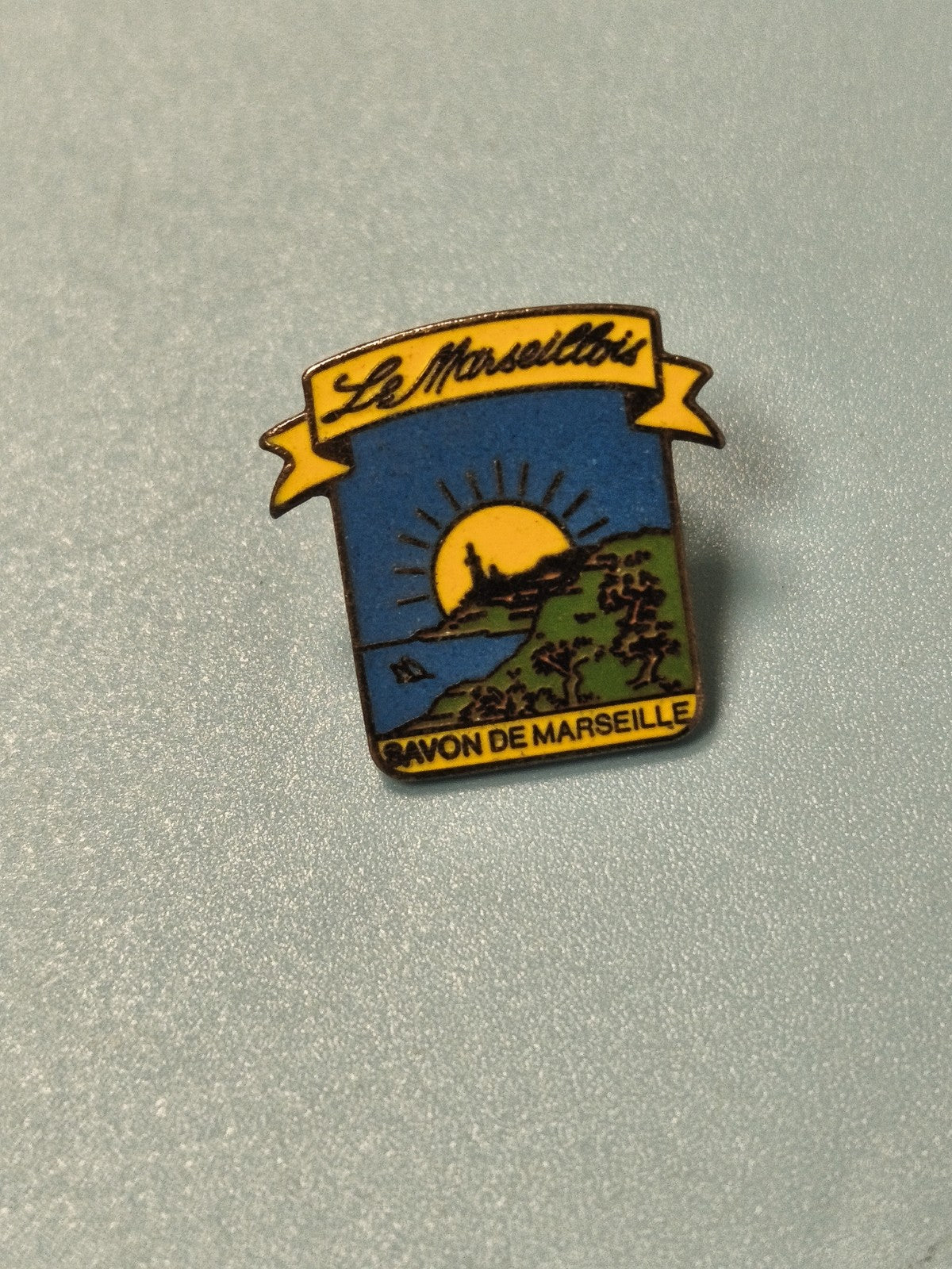 Vintage pin's Le Marseillais Savon de Marseille bleu jaune collection rare