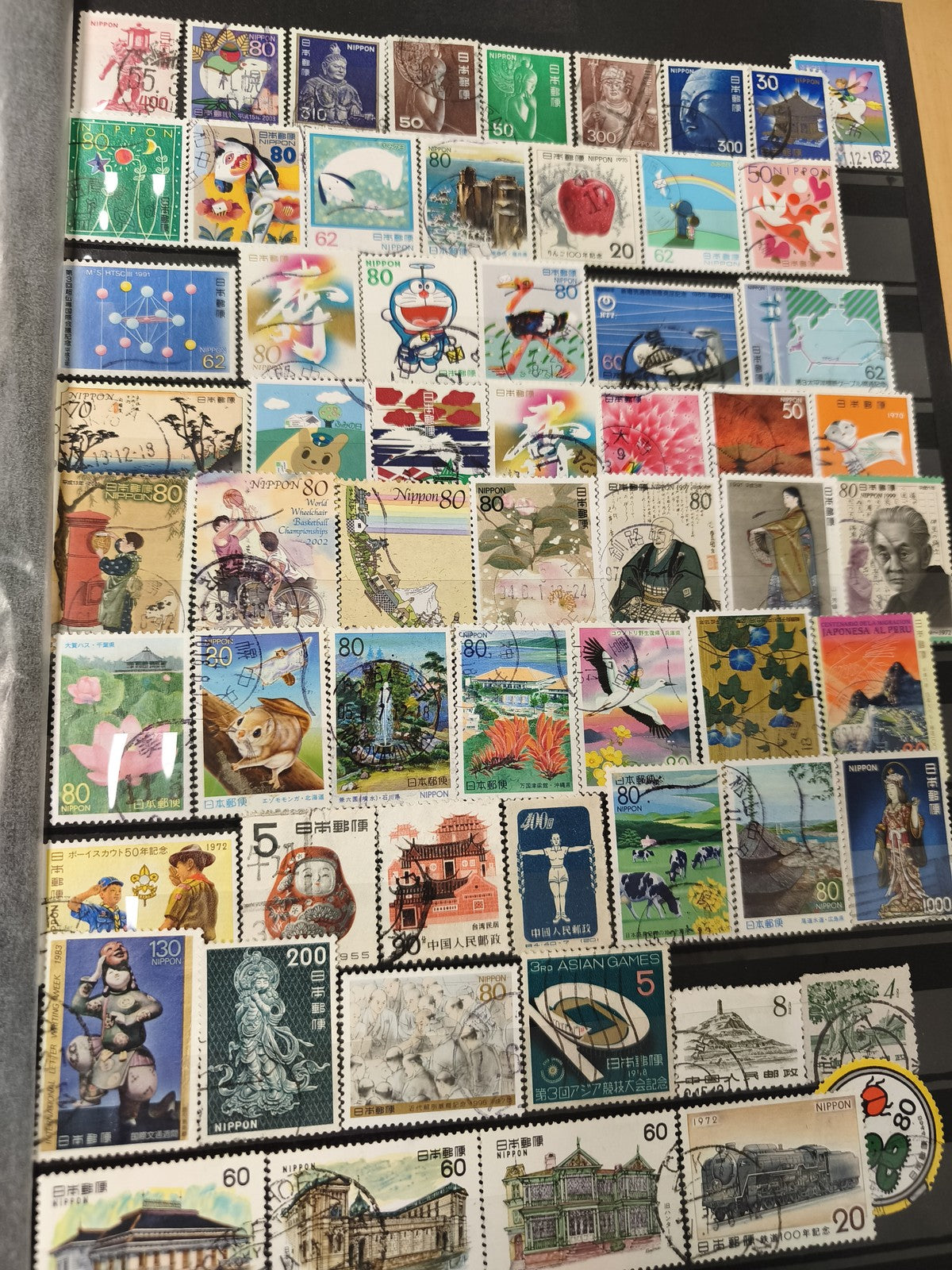 Lot de timbres japonais colorés, motifs variés animaux, art, paysages, oblitérés