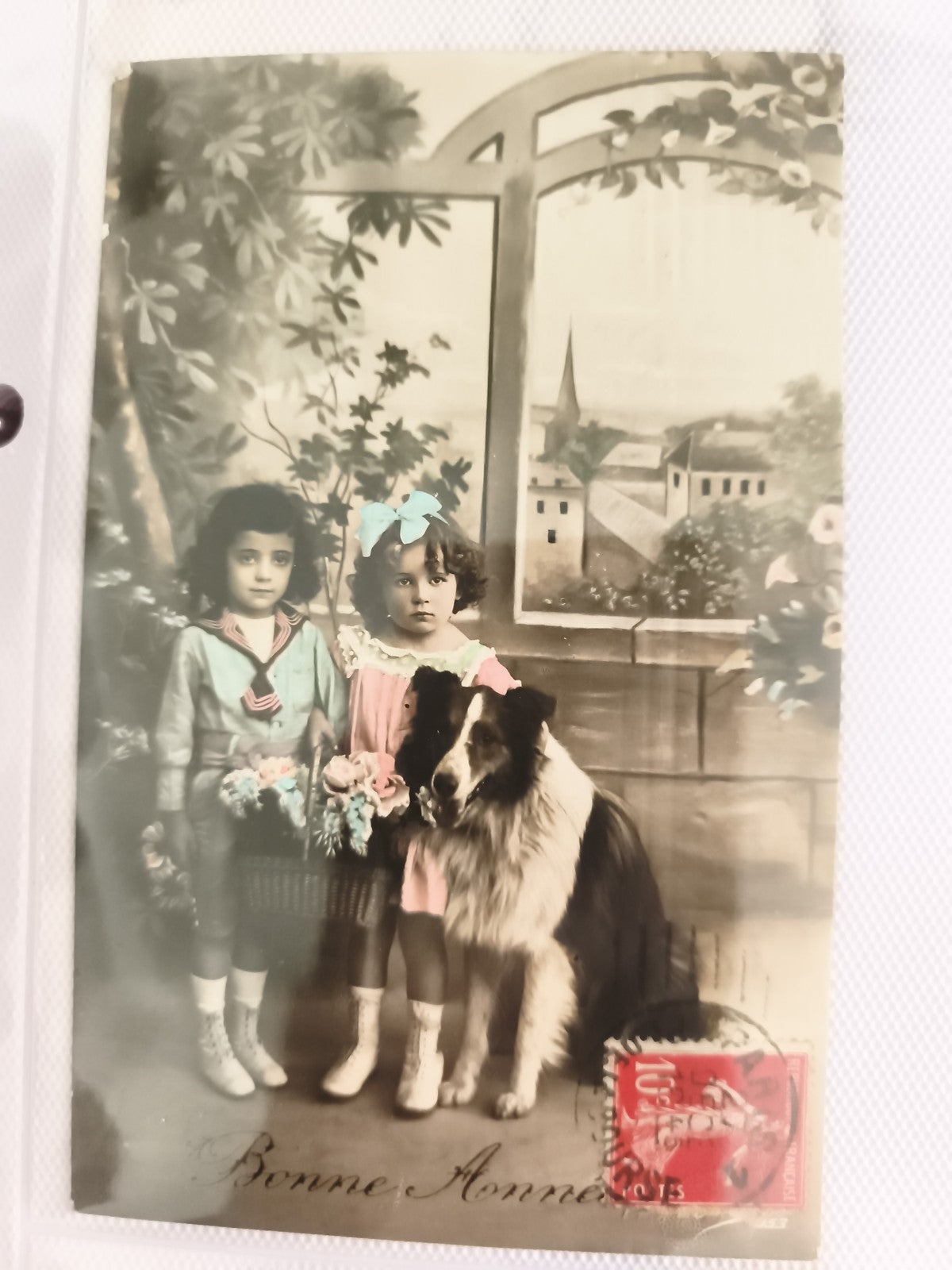 Carte postale ancienne Bonne Année enfants chien, photo colorisée début XXe CPA