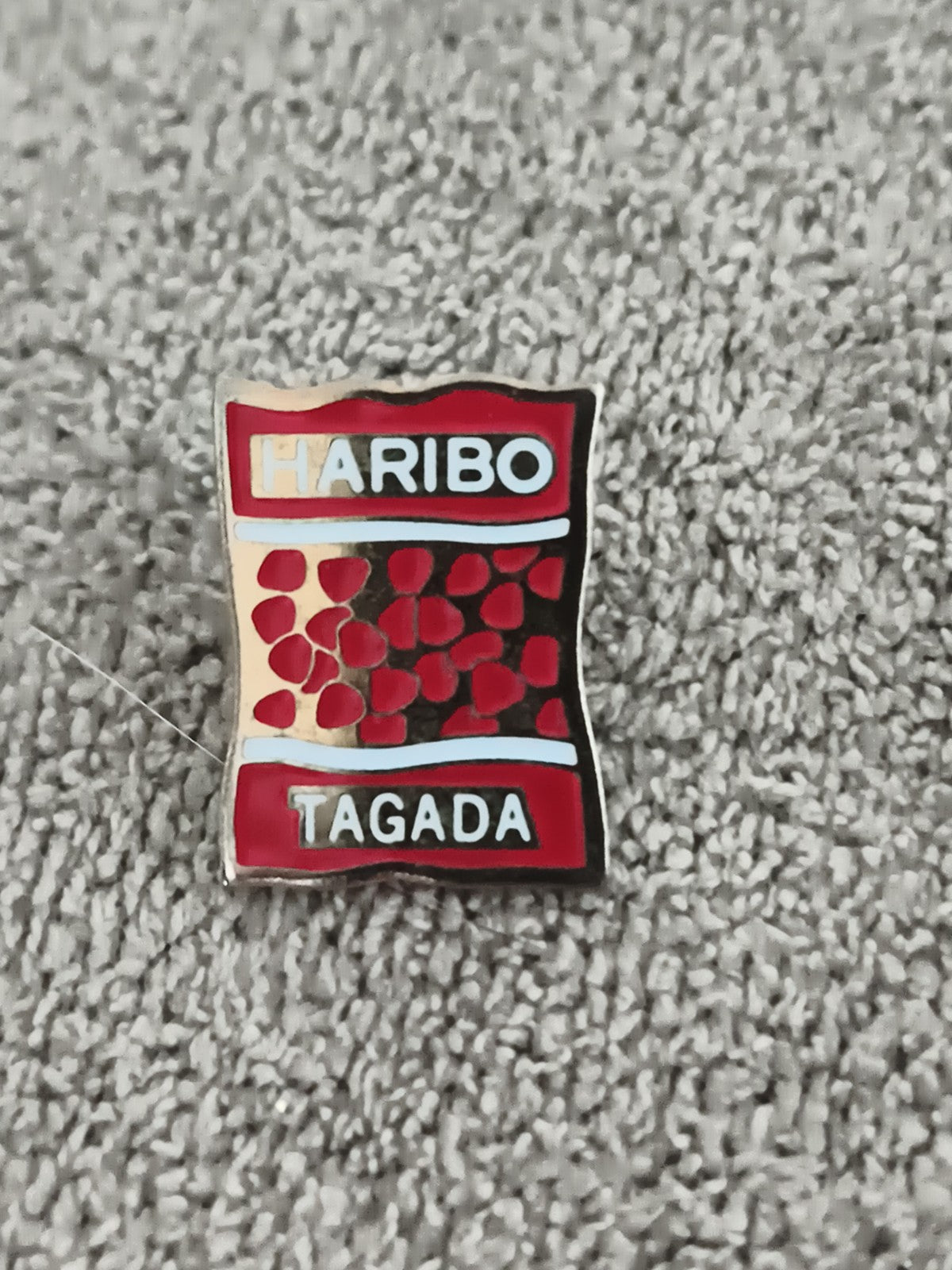 Pin's vintage HARIBO Tagada, badge ancien, rouge, logo bonbon, (Ref 9)