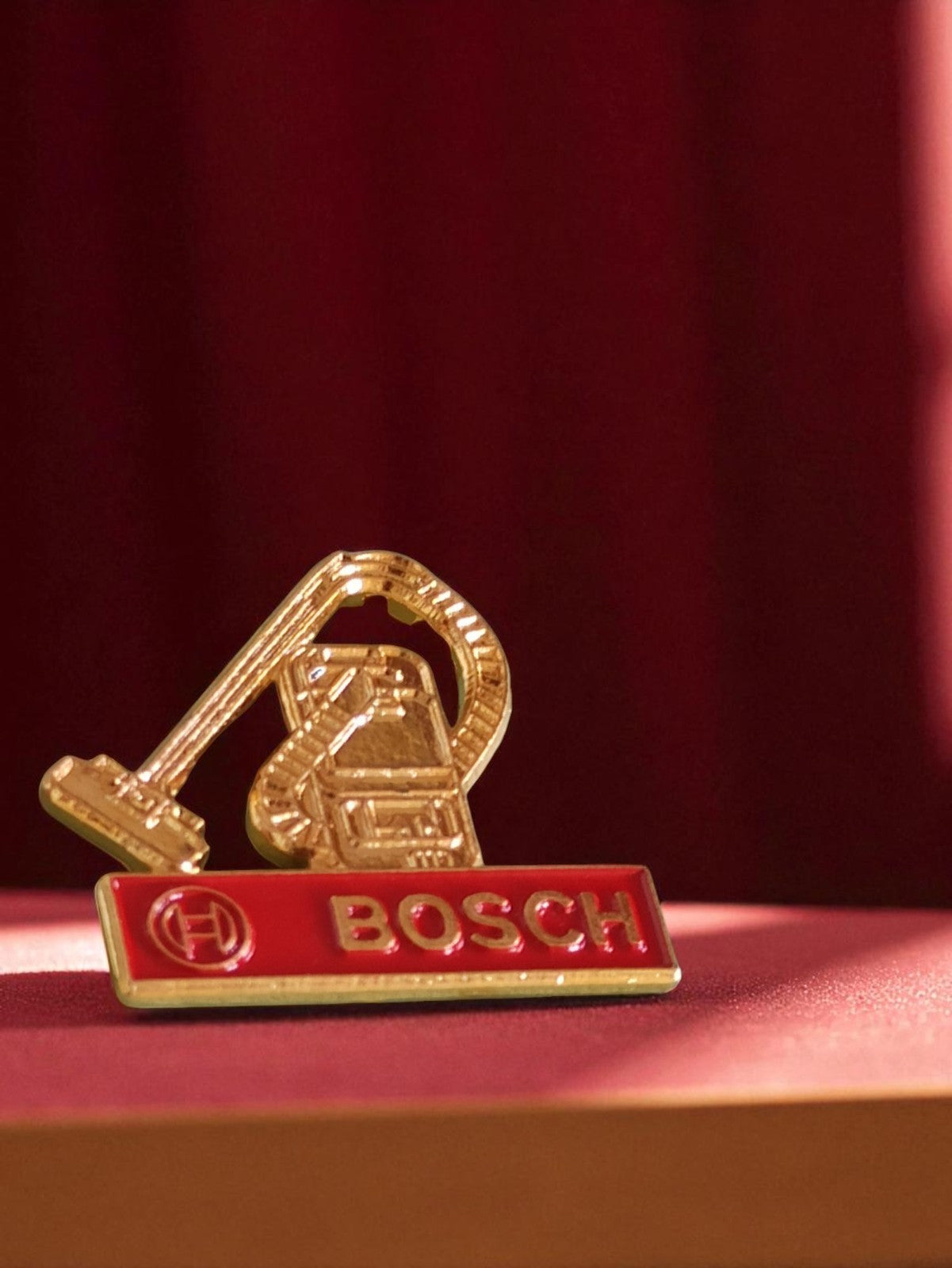 Pin's publicitaire Bosch aspirateur vintage édition limitée rouge doré