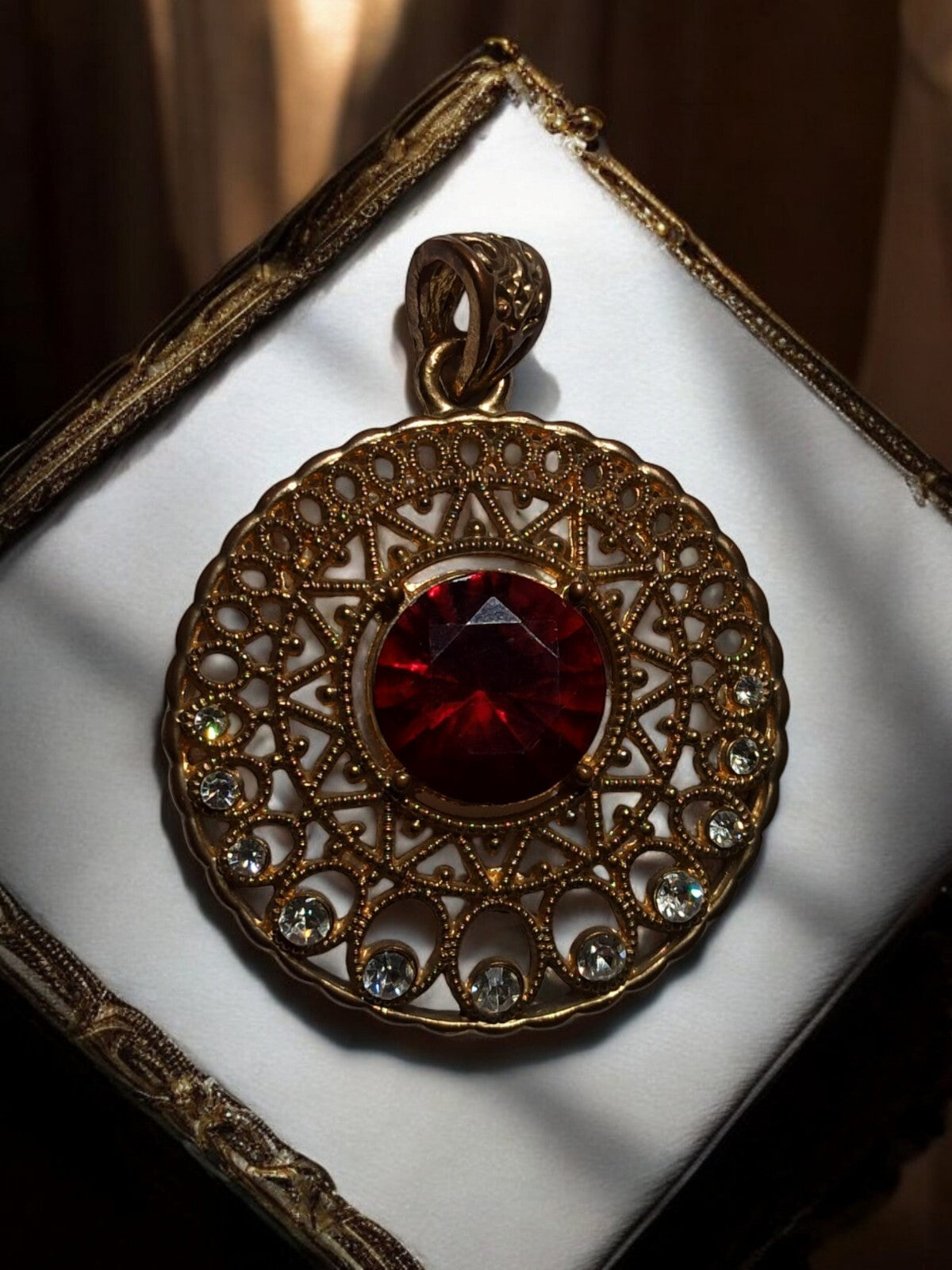Pendentif vintage rond ajouré rouge rubis strass émaillé style rétro