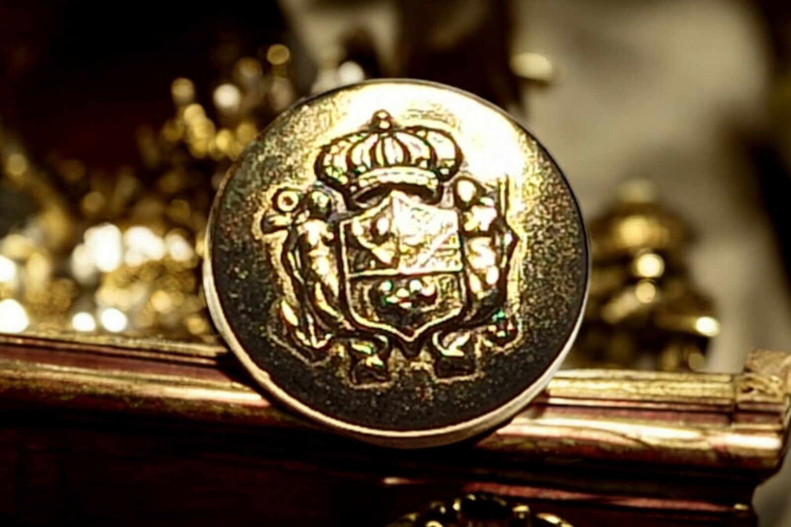 Bouton blason couronné doré style XIXe France ? Artisanat traditionnel