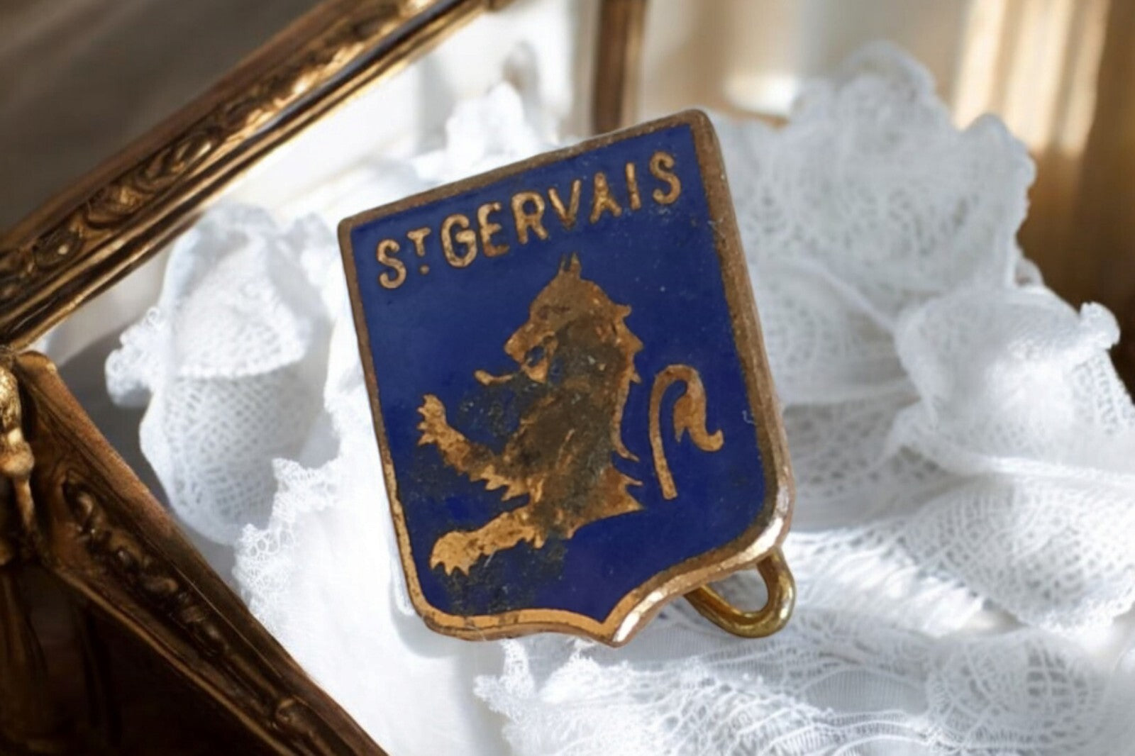 Broche héraldique vintage St Gervais blason émaillé bleu doré écusson badge