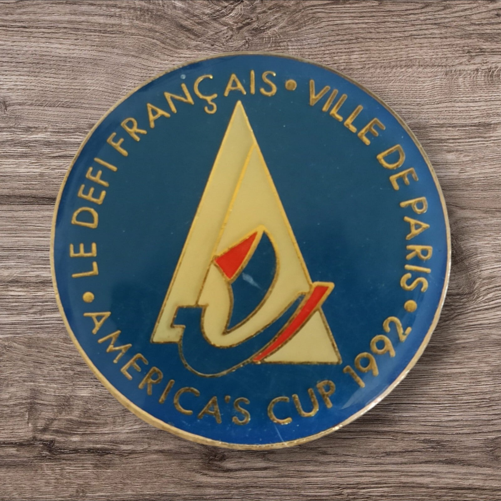 Pin's Le Défi Français Paris 1992 America's Cup badge vintage rond bleu