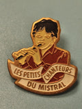 Pin's vintage Les Petits Chanteurs du Mistral, émaillé, garçon flûte