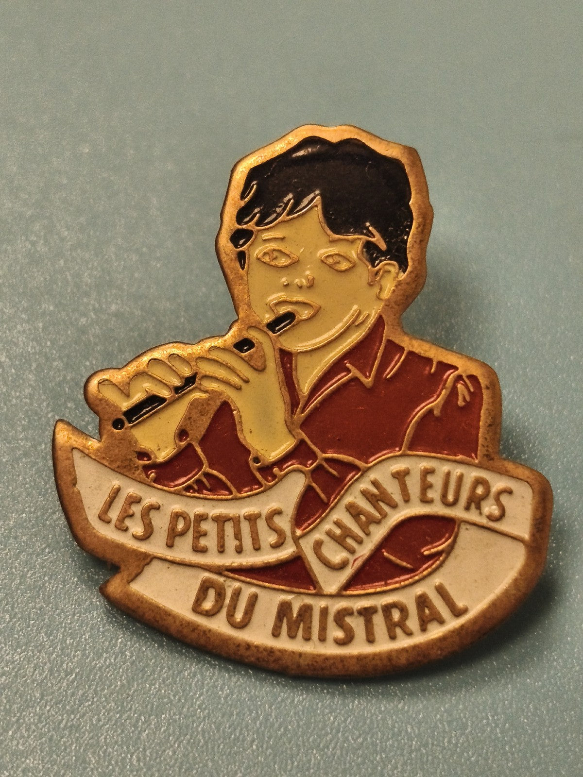 Pin's vintage Les Petits Chanteurs du Mistral, émaillé, garçon flûte