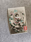 Carte postale Bonne Année fillette fleurs relief, CPA début XXe, J.C Paris