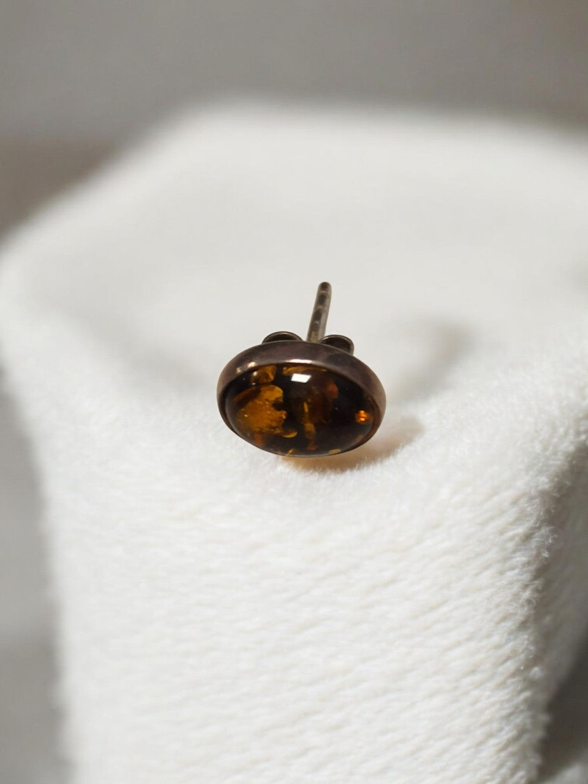 Boucle d’oreille vintage ambre naturel ancienne clou orpheline marron foncé