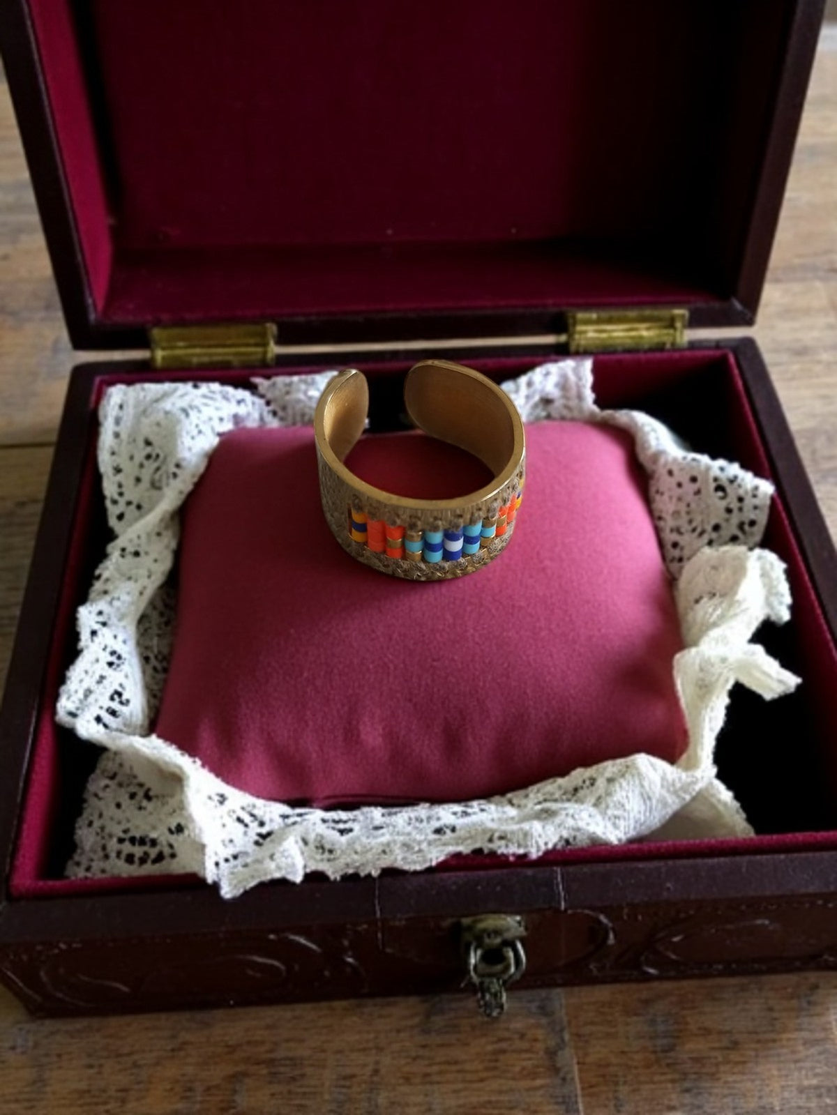 Offener Vintage-Modeschmuckring, goldfarbene Oberfläche, bunte Perlen, Größe 51